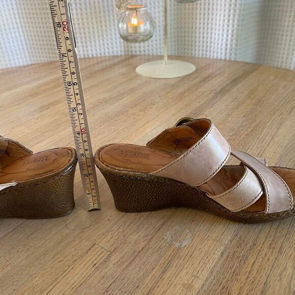 Born Leather Wedge Sandals Taupe Strappy Comfort Shoes Buckle Slip-On Slides 7M - Picture 6 of 7